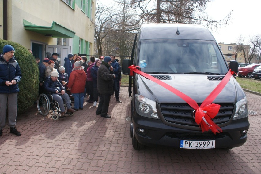 Środowiskowy Dom Samopomocy „Tulipan” w Kaliszu wzbogacił się o nowy samochód. ZDJĘCIA
