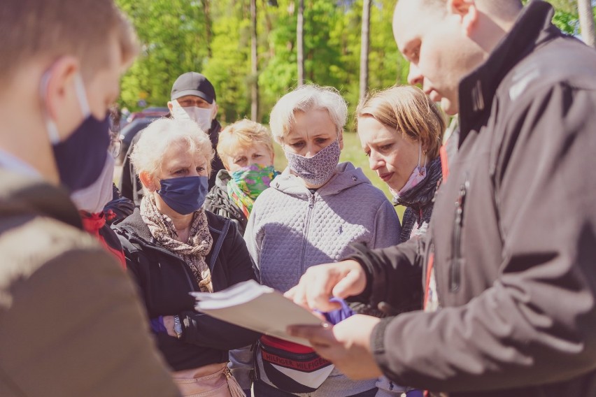 Pracownicy Urzędu Miejskiego w Augustowie i podległych mu  jednostek sprzątali las [Zdjęcia]