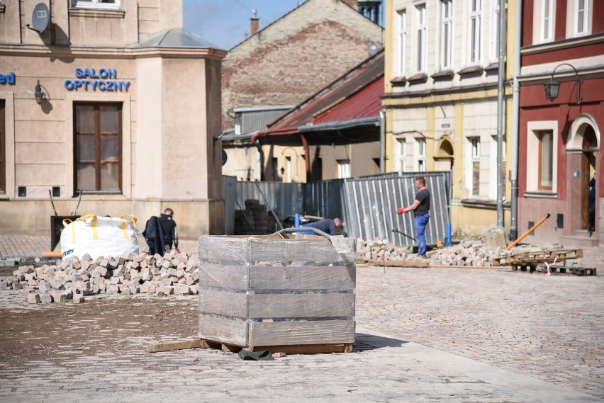 Remont na płycie jarosławskiego Rynku. Widać już duże postępy [ZDJĘCIA]