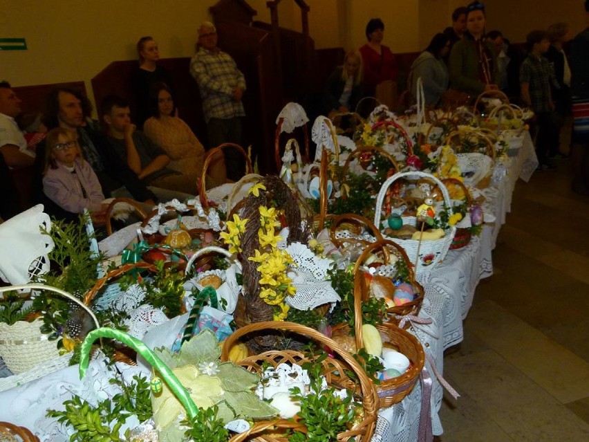 Wielka sobota. Święcenie pokarmów w parafii św. Maksymiliana w Zduńskiej Woli