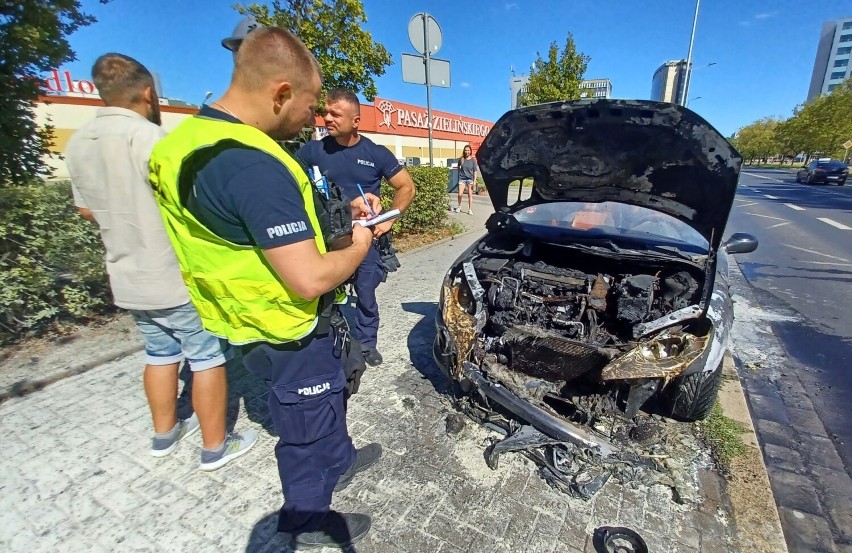 Pożar samochodu osobowego na ul. Swobodnej we Wrocławiu...