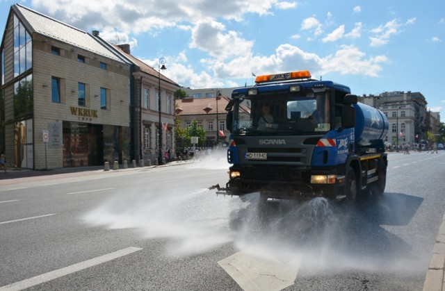 Polewarki na drogach. Jak często i w jaki sposób odbywa się sprzątanie warszawskich ulic?