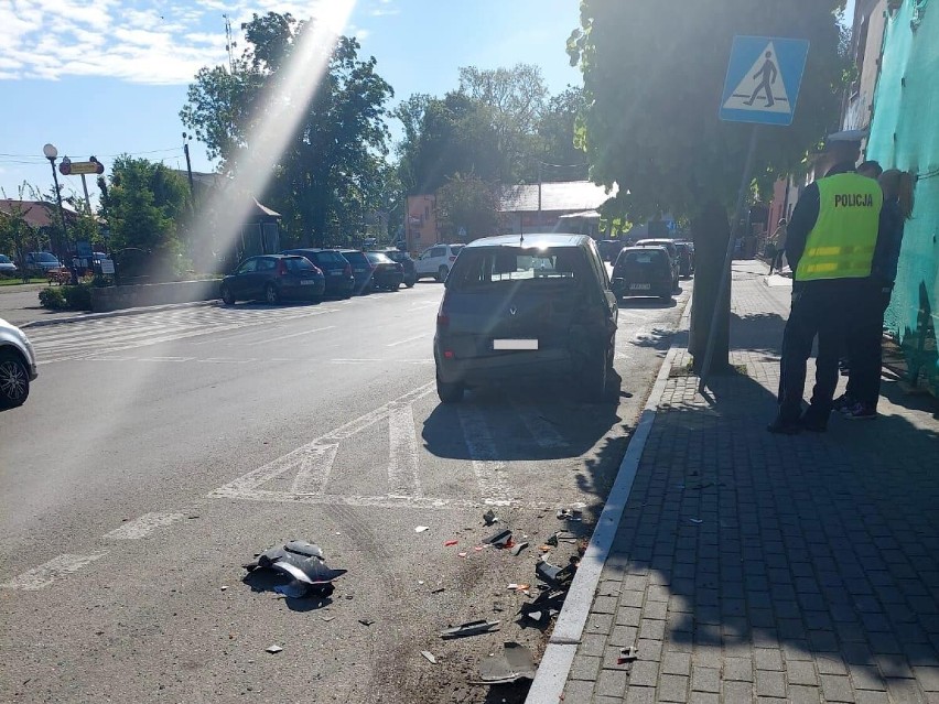 21-latek jadący BMW rozbił zaparkowanego renaulta i odjechał z miejsca zdarzenia w Osięcinach [zdjęcia]