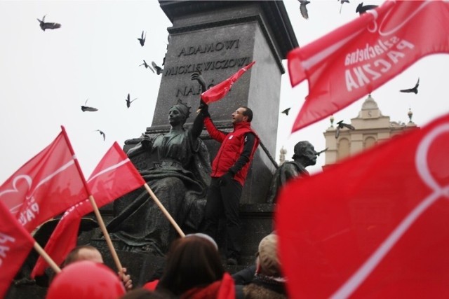 Pomysłodawcą, założycielem i liderem stowarzyszenia przez lata był ks. Jacek Stryczek. Duchowny zrezygnował w 2018 r. z funkcji prezesa tego stowarzyszenia. Decyzja wiązała się z artykułem Onetu, który opisywał mobbing w Wiośnie Andrzej Banas