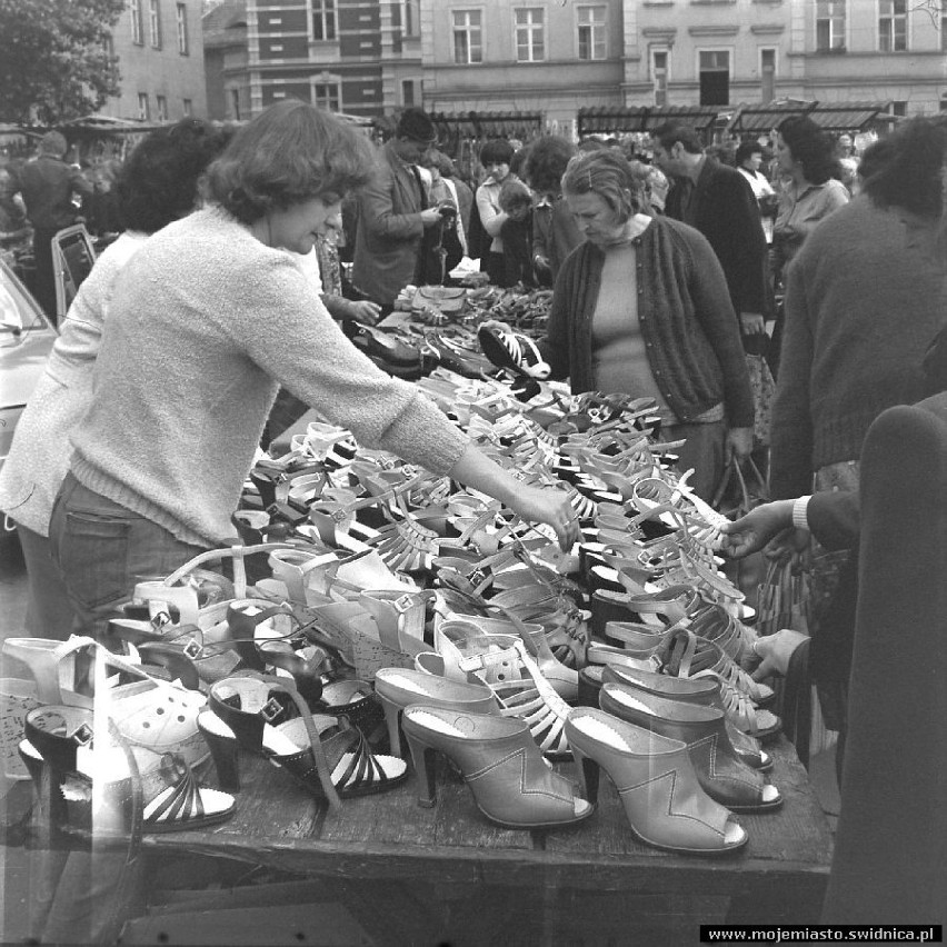 Bazary i targowiska w Świdnicy w latach 80. Tak kiedyś wyglądał handel pod chmurką (ZDJĘCIA) 
