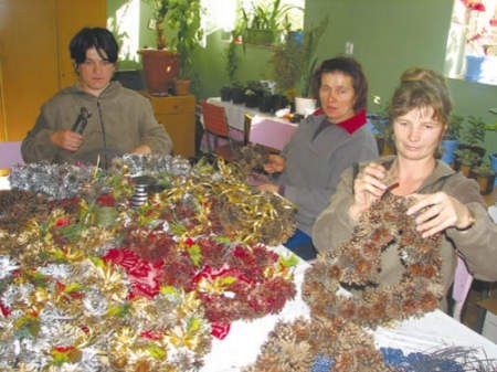 Agnieszka Sawicka wspólnie z koleżankami wpadła na pomysł robienia wianków z szyszek i suszonych kwiatów.