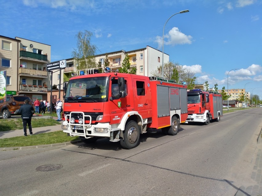 Pruszcz Gdański. Pożar mieszkania w bloku przy Obr. Wybrzeża. Zapaliła się deskorolka elektryczna [7.05.2020] |ZDJĘCIA