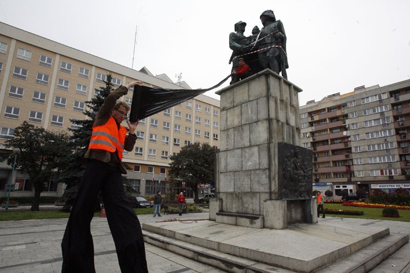 Legnica: Zafoliowali Pomnik Wdzięczności dla Armii Radzieckiej(ZDJĘCIA)