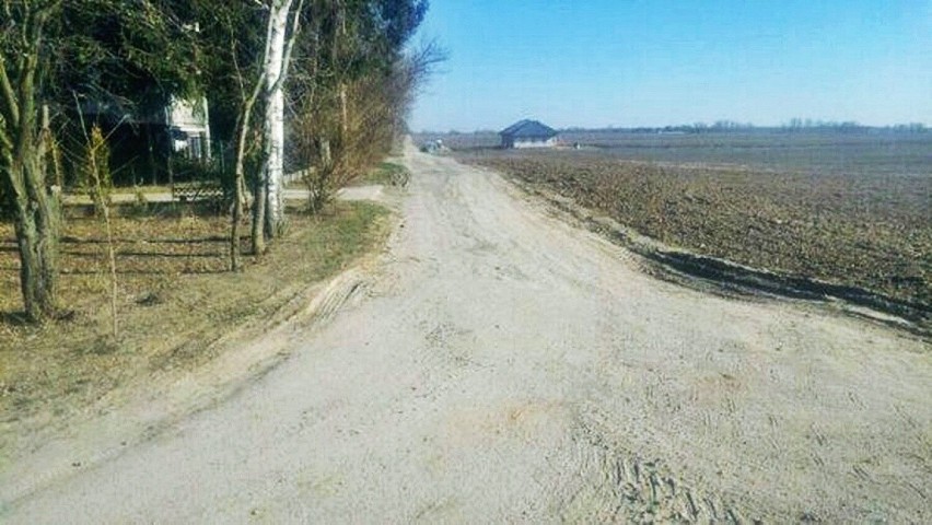 Powiat lubelski. Drogi szutrowe w Palikijach i Maszkach zmienią się w asfaltowe. Wręcz wołają o remont! Zobacz, jak teraz wyglądają