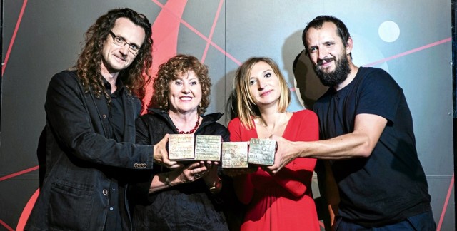 Stoją od lewej: Maciej Płaza (proza), Anna Wasilewska (przekład), Barbara Klicka (poezja) i Michał Książek (esej) - laureaci tegorocznej Nagrody Literackiej Gdynia
