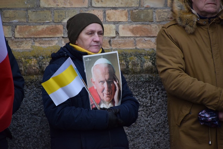 Z flagami papieskimi i narodowymi. Mieszkańcy Dąbrowy Białostockiej oddali hołd św. Janowi Pawłowi II idąc ulicami swego miasta