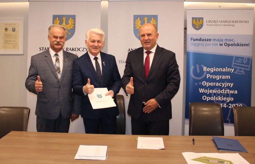 Podpisanie umowy na dotację, od prawej: burmistrz Jan Leszek...
