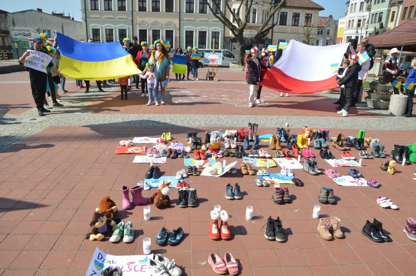 Protest przeciwko wojnie w Ukrainie na rynku w Bytowie. Wzruszające symbole na chodniku| FOTO+WIDEO