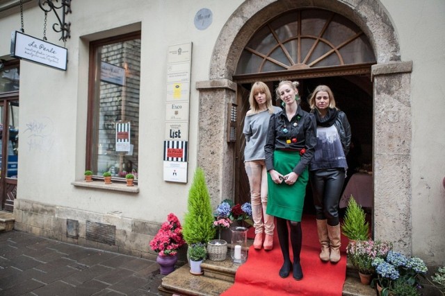 Agata Zemełka, Dina de Białynia Woycikiewicz, Anna Pirowska w wejściu do swojego butiku La Perle.