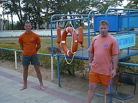 Nad bezpieczeństwem kąpiących w basenie czuwają ratownicy Konrad Wojciechowicz i Radosław Szymański.