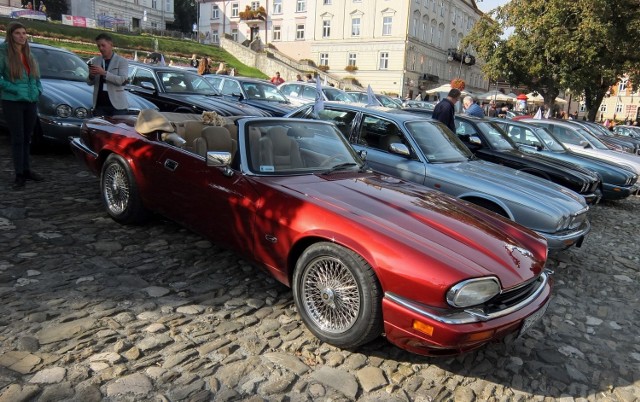 W sobotę do Przemyśla zawitali uczestnicy Rajdu Kresowego. Trasa po której przemierza ponad 45 jaguarów, liczy ok. 40 km. Miłośnicy tych luksusowych aut odwiedzili już Krasiczyn, a w niedzielę będą w Łańcucie.

Zobacz także: Zlot Fordów Mustangów w Krasiczynie
