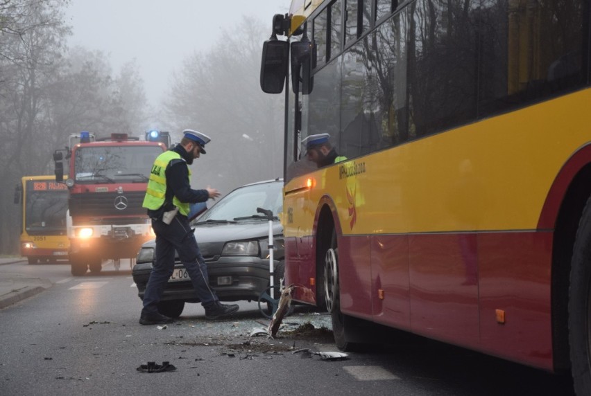 Autobus MPK zderzył sie z samochodem. Groźny wypadek na ul. Augustów ZDJĘCIA