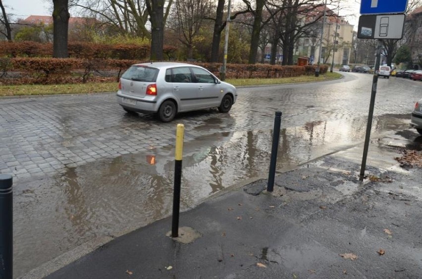 Woda leje się ulicami. Awaria wodociągowa przy Powstańców Śląskich (ZDJĘCIA)