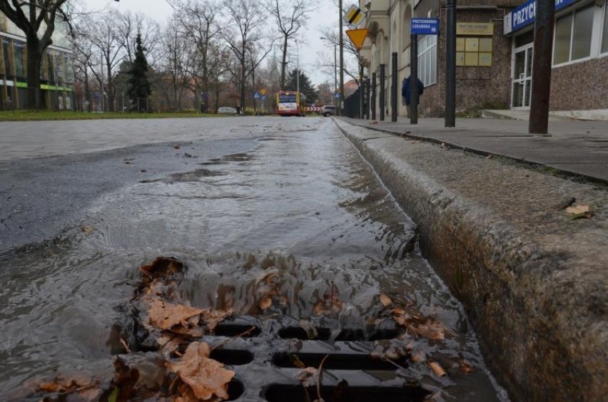 Woda leje się ulicami. Awaria wodociągowa przy Powstańców Śląskich (ZDJĘCIA)