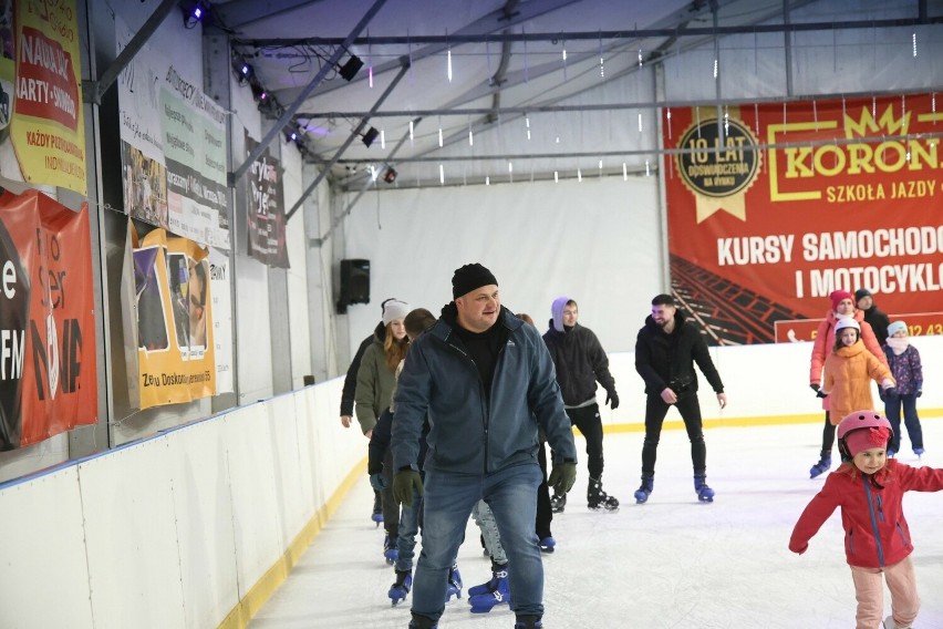 Świetna zabawa na sztucznym lodowisku na Telegrafie w Kielcach. Zobaczcie zdjęcia 