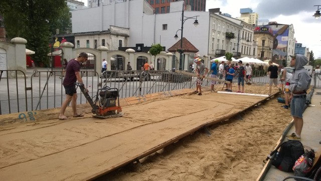 Na Piotrkowskiej budowano w piątek profesjonalny tor do skimboardingu