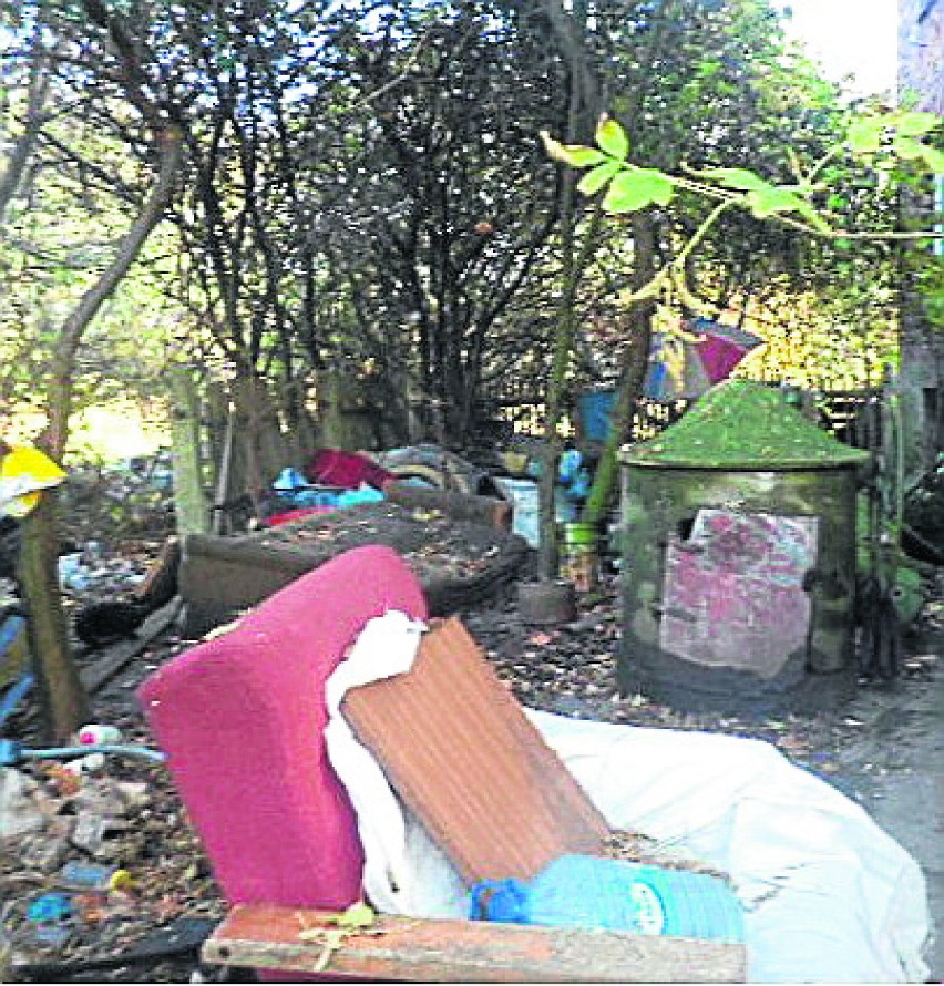 Dom i ogród były pełne śmieci i odchodów zwierząt