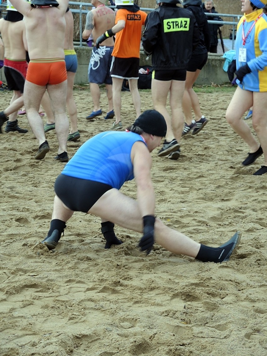 77 morsów weszło dziś w południe do zimnej wody jeziora Miedwie [foto, video]