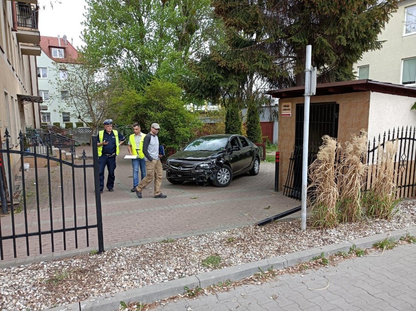 Sopot. Przebił się przez płot i wjechał na posesję. Potrącił matkę z dzieckiem na rękach. Do wypadku doszło na al. Niepodległości 13.05.2022