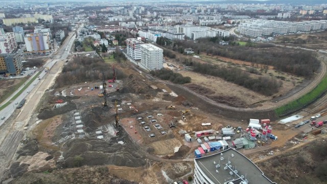 Linii  tramwajowa KST Krowodrza Górka – Górka Narodowa w Krakowie będzie miała łącznie ok. 5,5 km długości. W ramach zadania powstaną aż 23 perony tramwajowe. Jej podstawowym celem jest zapewnienie dogodnego połączenia tramwajowego dla tysięcy mieszkańców północy Krakowa, pozbawionych dotychczas takiego szybkiego środka transportu. Z danych Wydziału Spraw Administracyjnych wynika, że obecnie w szeroko rozumianym obszarze, przez który przebiega inwestycja zameldowanych jest blisko 18 tys. osób. Do tego trzeba doliczyć mieszkające w tym rejonie osoby bez meldunku oraz przyszłych, nowych mieszkańców północy Krakowa – powstaje tu kilkanaście projektów deweloperskich. Miasto chce też zaproponować transport szynowy mieszkańcom gmin ościennych – stąd budowa aż trzech parkingów P+R dla ponad 600 pojazdów.