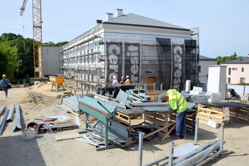 Trwa budowa nowej siedziby Teatru Lalki i Aktora Kubuś w Kielcach. Jest już dach, ale i niespodzianki pod ziemią. Zobacz zdjęcia i film