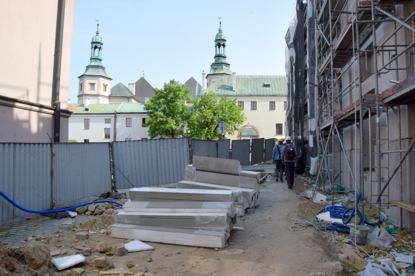 Trwa budowa nowej siedziby Teatru Lalki i Aktora Kubuś w Kielcach. Jest już dach, ale i niespodzianki pod ziemią. Zobacz zdjęcia i film