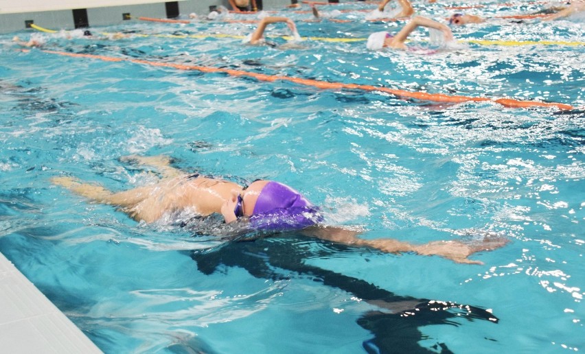 105 pływaków wzięło udział w Nocnym Maratonie Pływackim z...