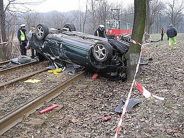 Zabrze, ul. Bytomska: Kierowca audi A8 wpadł w poślizg i wylądował na torach tramwajowych [WIDEO]