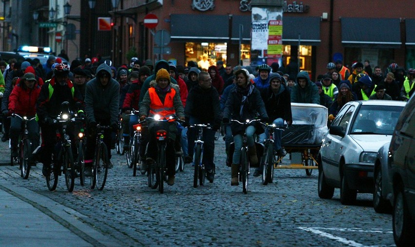 Toruń: Październikowa Rowerowa Masa Krytyczna. Włącz światła - bądź widoczny [ZDJĘCIA]