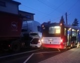 Wypadek na Rymera w Radlinie. Zderzenie autobusu, ciężarówki i osobówki. Zobacz zdjęcia