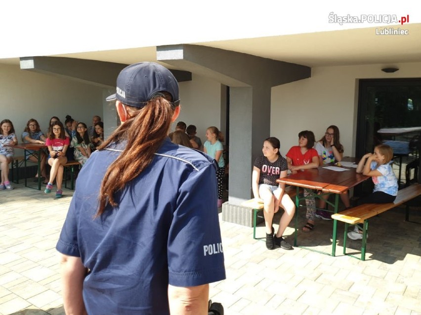 Lubliniec: Policja odwiedziła w Kokotku dzieci uczestniczące w obozie artystycznym w Centrum Młodzieży NINIWA
