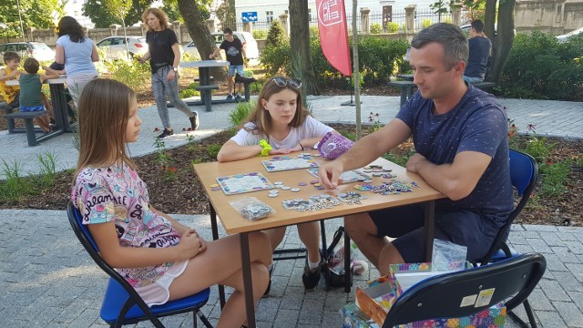 Grali w planszówki na plantach miejskich w Kaliszu