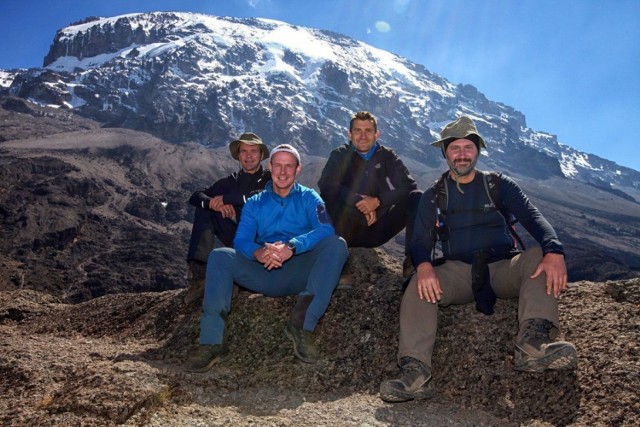 Grupa młodych podróżników na tle Kilimandżaro: Peter, Freddy, Marcus i Martin.