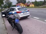 Motocyklista bez prawa jazdy. Został zatrzymany w Łężynach, bo nieprawidłowo wyprzedzał