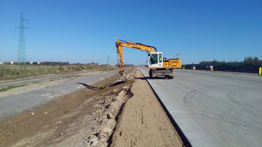 Kolejne udogodnienia na budowie autostrady A1 Kamieńsk-Piotrków. Przekazanie do ruchu 2 odcinków jezdni zachodniej. ZDJĘCIA