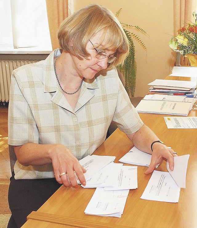 Katarzyna Felde, dyrektor IV LO, przegląda rezygnacje z lekcji wychowania do życia w rodzinie.