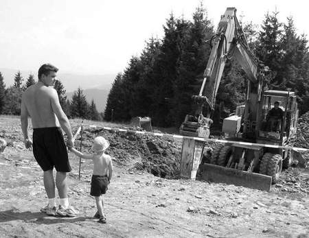 Budowa wieży rozpoczęła się od kopania fundamentów.   /  WOJCIECH TRZCIONKA