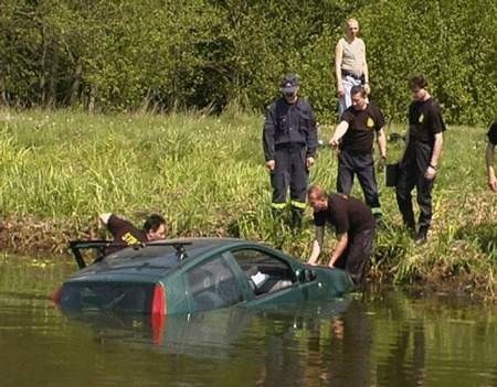 Z tonącego fiata nieprzytomnego kierowcę wyciągnęli kolscy strażacy.