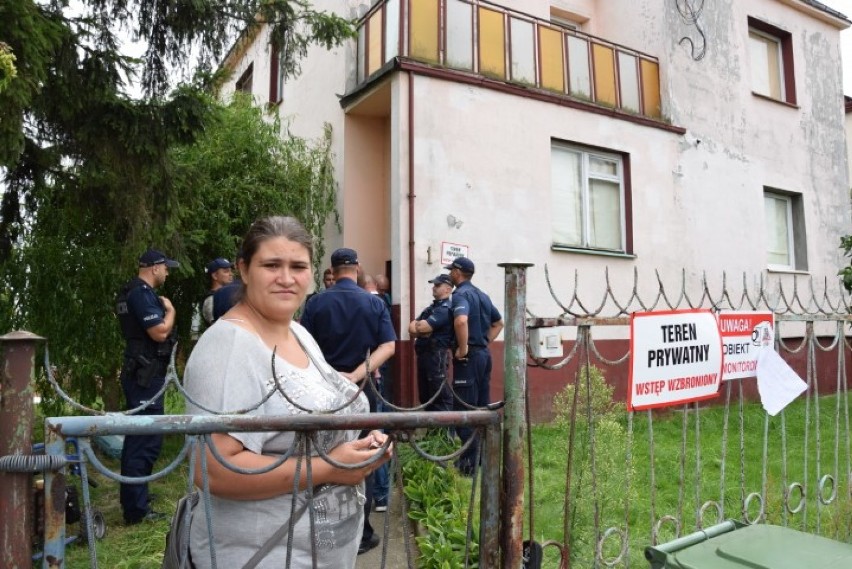 Iwona Turek przed domem, w którym mieszka i jest zameldowana