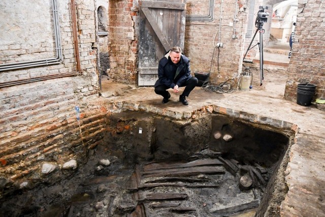 Odkrycie w ratuszowych piwnicach zmienia naszą dotychczasową wiedzę o początkach Gdańska.  Czy odsłonił się właśnie Gdańsk, do którego przybył w 997 roku św. Wojciech? A może są to tylko pozostałości fortyfikacji zniszczonych przez Mieszka.