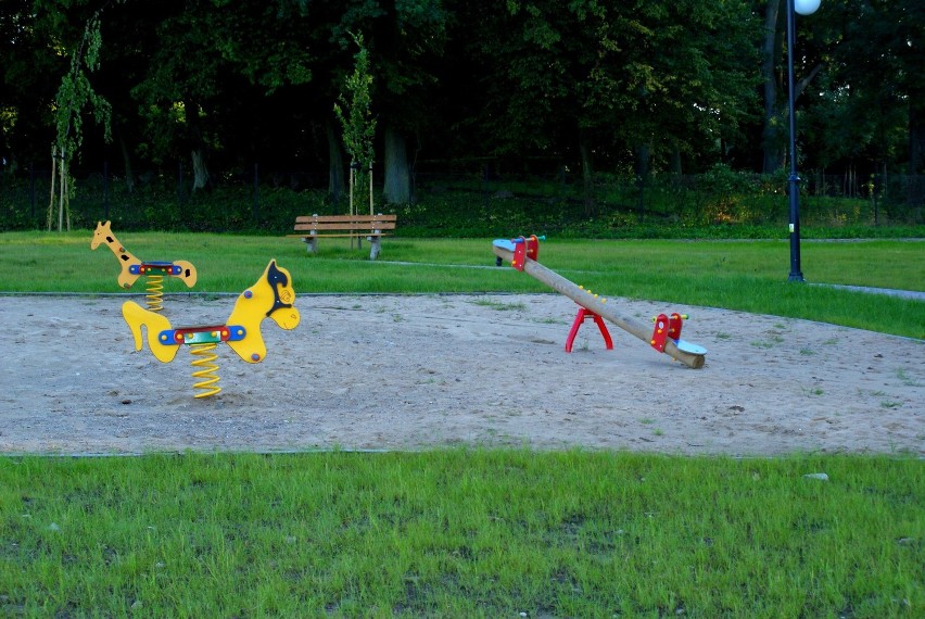Sztum dla dzieci: Nowy plac zabaw nad jeziorem - Marzenie każdego malucha! [ZDJĘCIA]