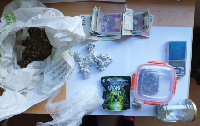 Przy parze policjanci z Ostrowca znaleźli nielegalne substancje.