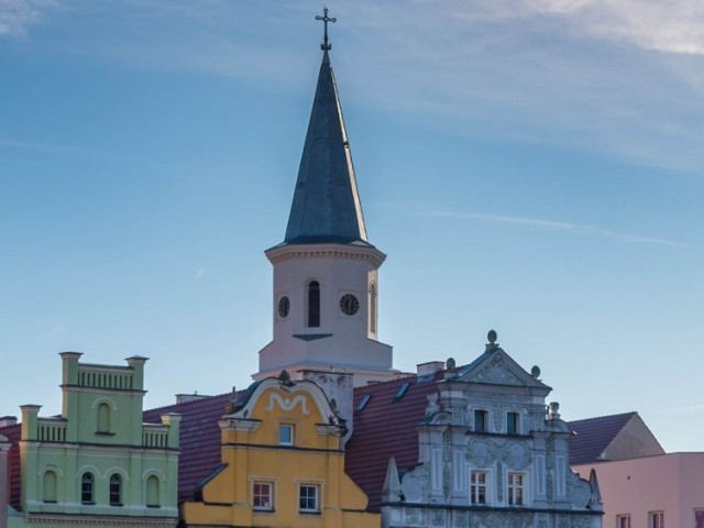 Nie przypomina uśmiechu Giocondy, ale może sprawić, że to miasteczko nad Odrą w powiecie nowosolskim, będzie znane też z tego uśmiechu. To Bytom Odrzański. Miejscowość, która w ostatnich latach bardzo się zmieniła i już jest turystyczną perełką regionu. Autor bloga "Idę albo nie idę" przyjechał tutaj na wycieczkę i zgodził się pokazać piękne zdjęcia. Przejdź do galerii i zobacz więcej ujęć >>>
