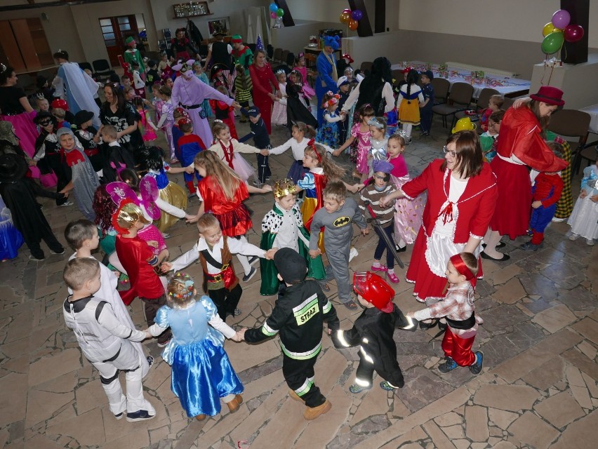 Karnawałowe zabawy przedszkolaków z Gąsawy [zdjęcia, wideo]