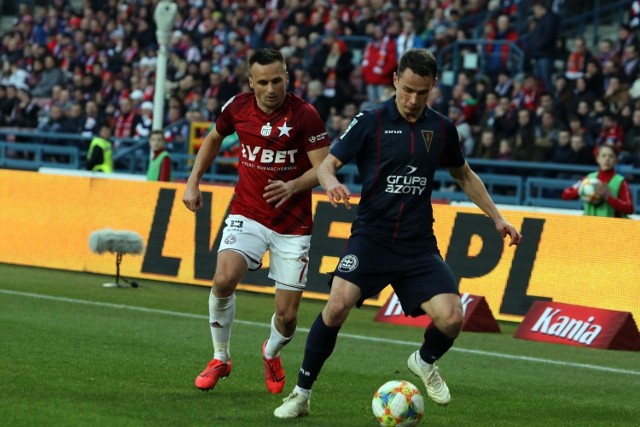 Jakub Bartkowski na stadionie Wisły już miał okazję zagrać w barwach Pogoni Szczecin. Na zdjęciu razem ze Sławomirem Peszką w czasie meczu, który „Portowcy” wygrali 3:2 w marcu 2019 roku